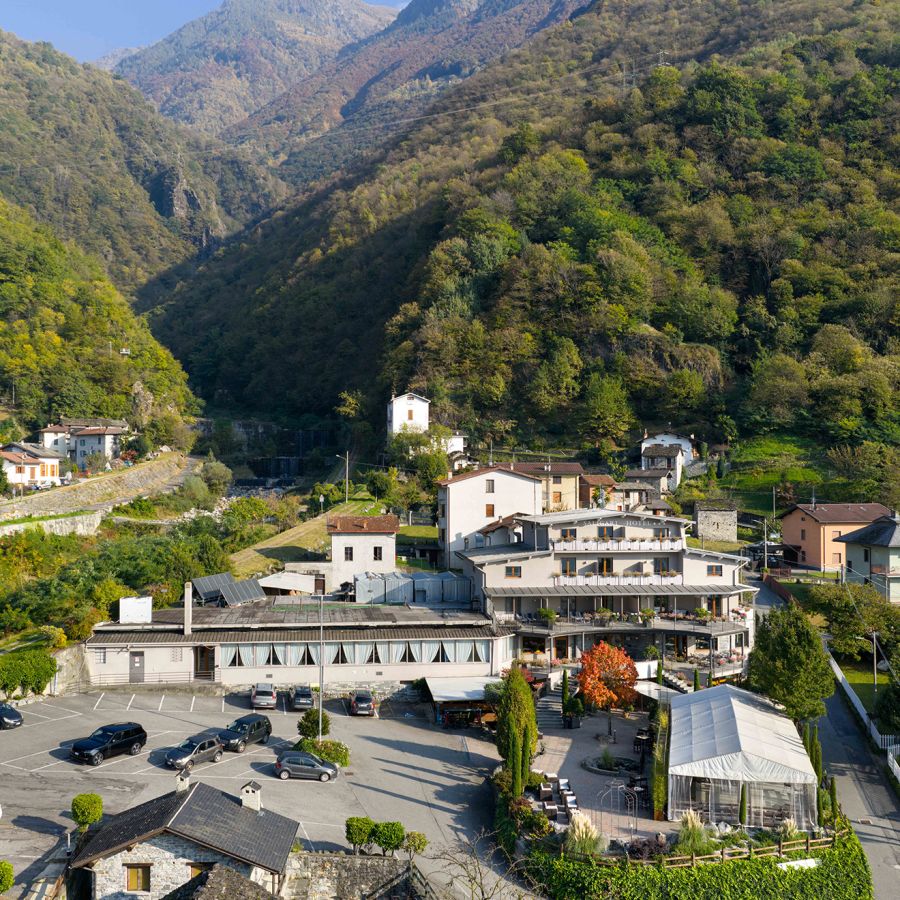hotel saligari e montagne sullo sfondo